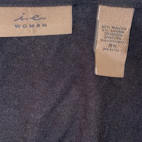 Black sleeveless V neck top with pleat in middle - Picture 4 of 4